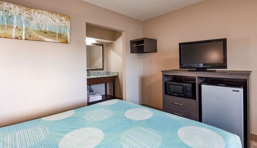 Standard Room, 1 Queen Bed, Non Smoking, Refrigerator & Microwave