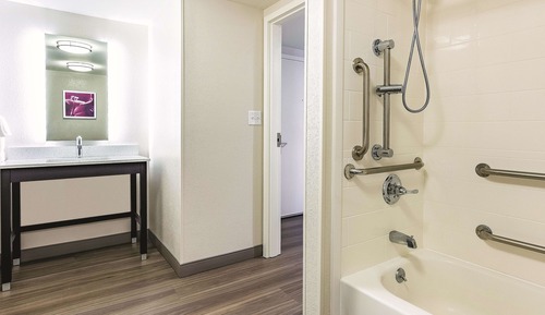 Deluxe Room, 1 King Bed, Accessible, Non Smoking (Mobility/Hearing Impaired Accessible)