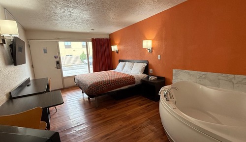 Room, 1 King Bed, Non Smoking, Jetted Tub
