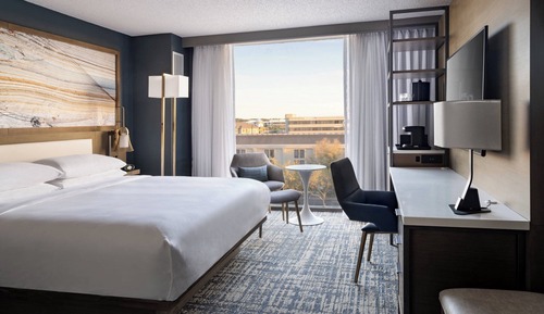 Room, 1 King Bed, Non Smoking (Mobility/Hearing Access, Roll-in Shwr)
