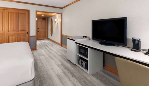 Room, 1 King Bed, Accessible, Non Smoking (Mobile/Hear, Tub w/Grab Bars,Patio)