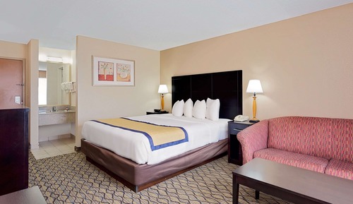 Deluxe Room, 1 King Bed, Non Smoking (Interior Corridor)