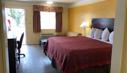 Room, 1 King Bed, Smoking