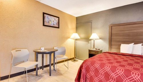 Room, 1 King Bed, Non Smoking (Private Bath)
