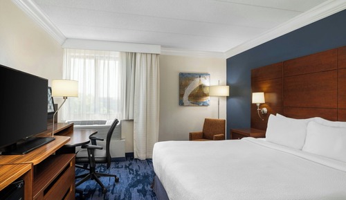 Room, 1 King Bed (Mobility/Hearing Access, Roll-In Shwr)