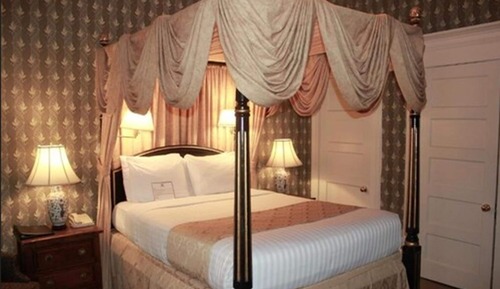 Junior Queen Suite