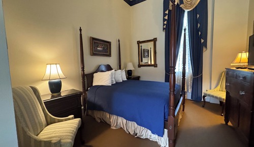 Room, 1 Queen Bed (Louis J. Winston)