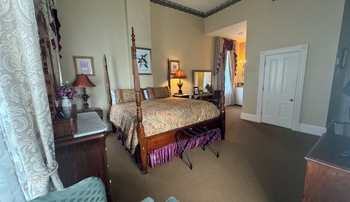 Room, 1 King Bed (Richard Wright)