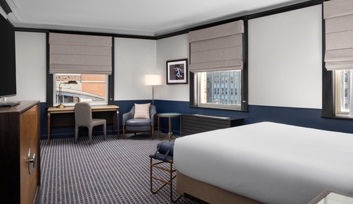 Deluxe Room, 1 King Bed, Corner