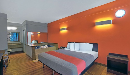 Deluxe Room, 1 King Bed, Non Smoking, Hot Tub