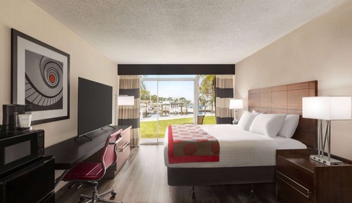 Room, 1 King Bed, Non Smoking (Patio/Balcony & Water View)