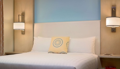 Suite, 1 Queen Bed with Sofa bed, Accessible (Roll-In Shower)