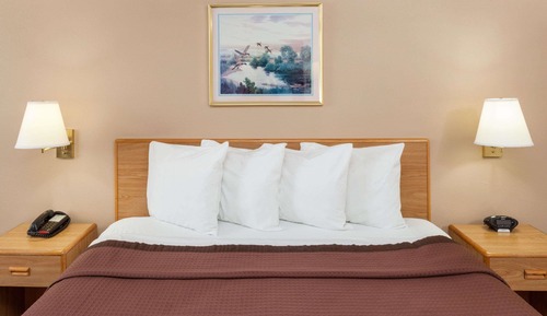 Room, 1 Queen Bed, Accessible, Non Smoking (Mobility,tub w grab bars)