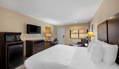 Standard Room, 1 King Bed, Accessible, Bathtub