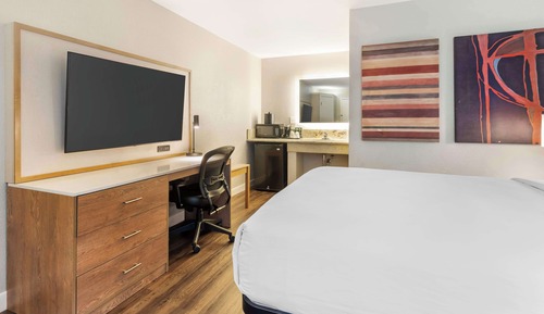 Standard Room, 1 Queen Bed, Non Smoking, Refrigerator & Microwave