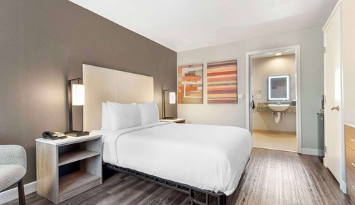 Standard Room, 1 Queen Bed, Accessible, Non Smoking (Bathtub)