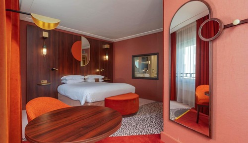Junior Studio Suite, 1 King Bed with Sofa bed