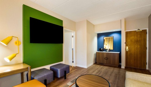 Suite, 1 King Bed, Accessible (Hearing One Bedroom)
