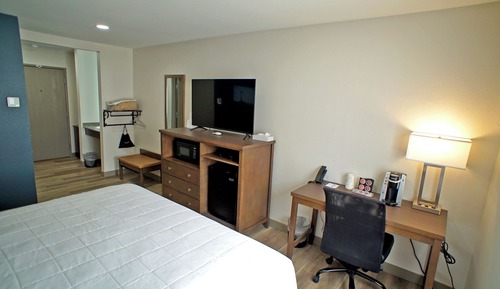 Room, 1 King Bed, Mobility Accessible, Non Smoking (Mobility, Roll-in Shower)