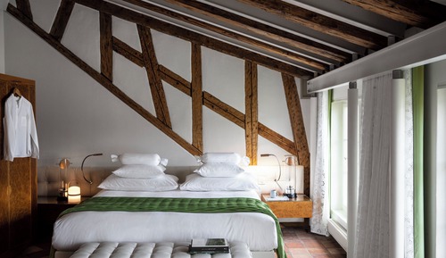Courtyard Queen Room