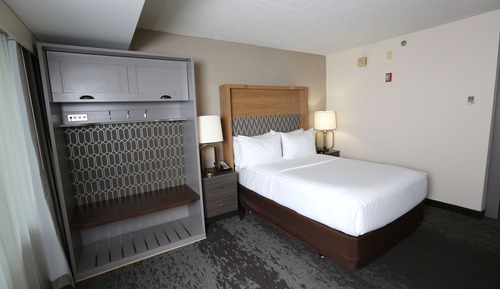 Standard Room, 1 Queen Bed, Accessible Bathtub (Mobility)