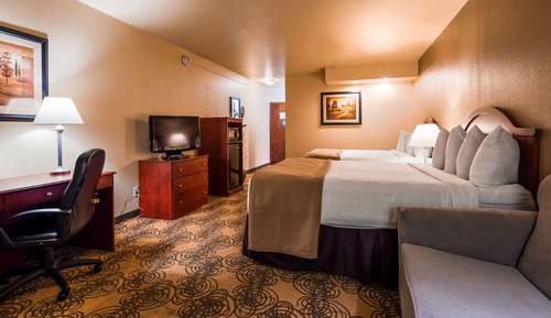 Family Room, 2 Queen Beds, Non Smoking, Refrigerator & Microwave (with Sofabed)