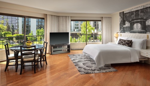 Executive Suite, 1 Bedroom (Mobility/Hearing Access, Roll-in Shwr)