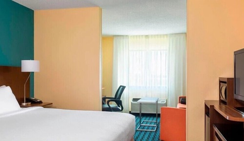 Executive Suite, 1 King Bed with Sofa bed (Mobility Accessible, Tub)