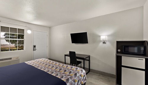 Room, 1 King Bed, Smoking