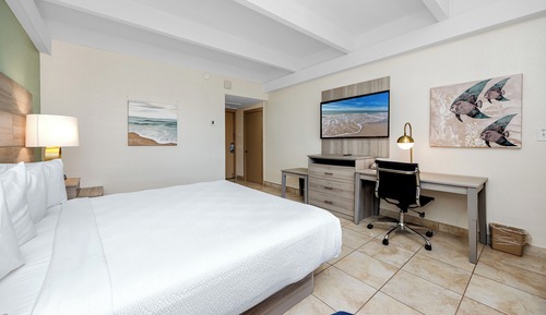 Standard Room, 1 King Bed, Refrigerator & Microwave, Harbor View