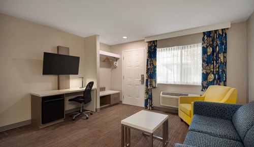 Suite, 1 Queen Bed, Non Smoking (1 Bedroom)