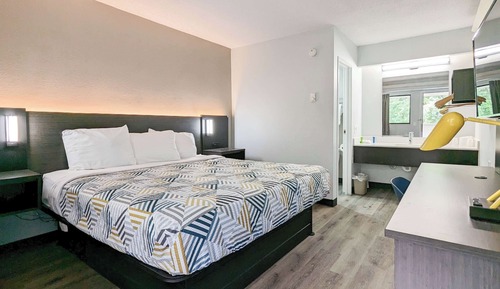 Deluxe Room, 1 King Bed, Accessible, Non Smoking