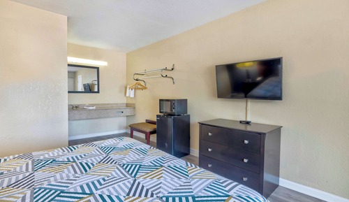 Standard Room, 1 Queen Bed, Non Smoking, Refrigerator & Microwave
