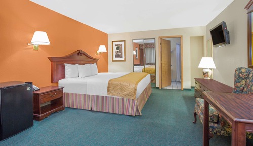 Deluxe Studio Suite, 1 King Bed, Non Smoking