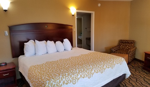 Studio Suite, 1 King Bed, Smoking