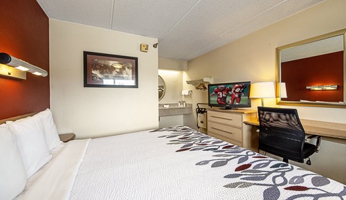 Deluxe Room, 1 King Bed (First Floor, Smoke Free)
