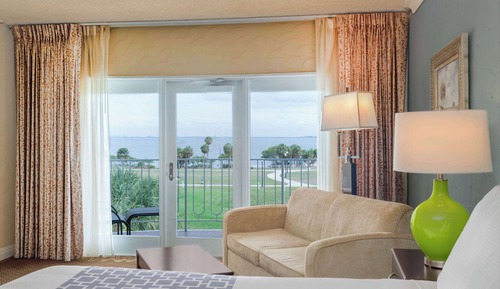 Deluxe Room, 1 King Bed, Balcony, Bay View (nonsmoking)