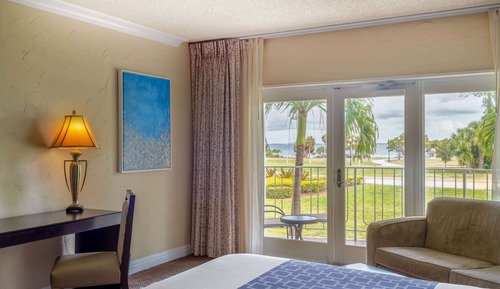 1 King Bed, Bay View, Balcony, Non-Smoking