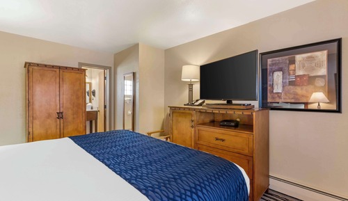 Standard Room, 1 King Bed, Non Smoking, Refrigerator & Microwave (Small Room)