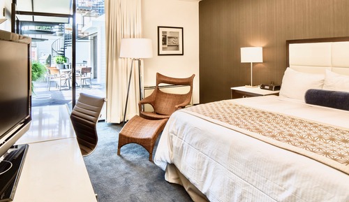 Deluxe Room, 1 King Bed, Pool View