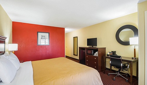 1 King Bed, Accessible Roll In Shower, Non Smoking