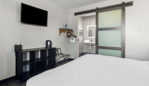 Standard Room, 1 King Bed, Accessible, Refrigerator & Microwave