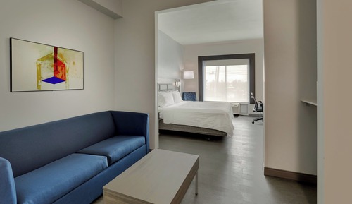 Suite, Accessible Bathtub