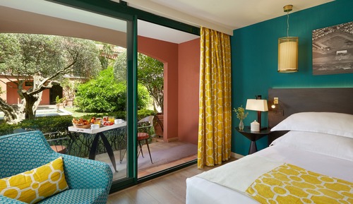 Connected Rooms with Bathtub