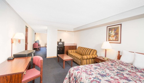 Suite, 1 Bedroom, Non Smoking (1 King Bed and 1 Queen Bed)