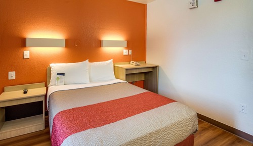 Deluxe Room, 1 Queen Bed, Accessible, Non Smoking