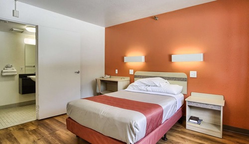 Standard Room, 1 Queen Bed, Accessible, Non Smoking