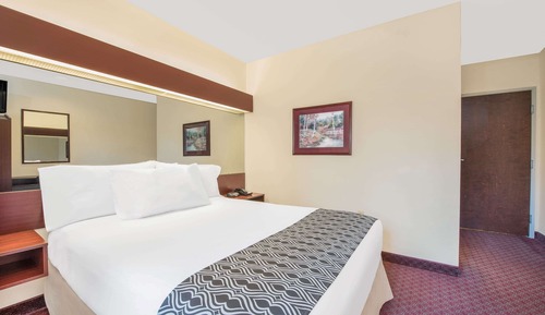Standard Room, 1 Queen Bed