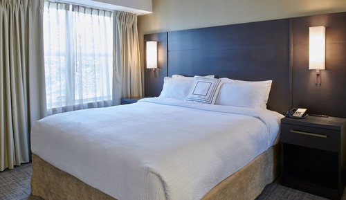 Suite, 2 Bedrooms, Fireplace (Mobility/Hearing Access, Roll-In Shwr)