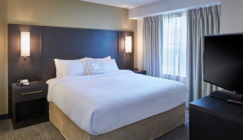 Suite, 1 Bedroom (Mobility/Hearing Access, Roll-In Shwr)